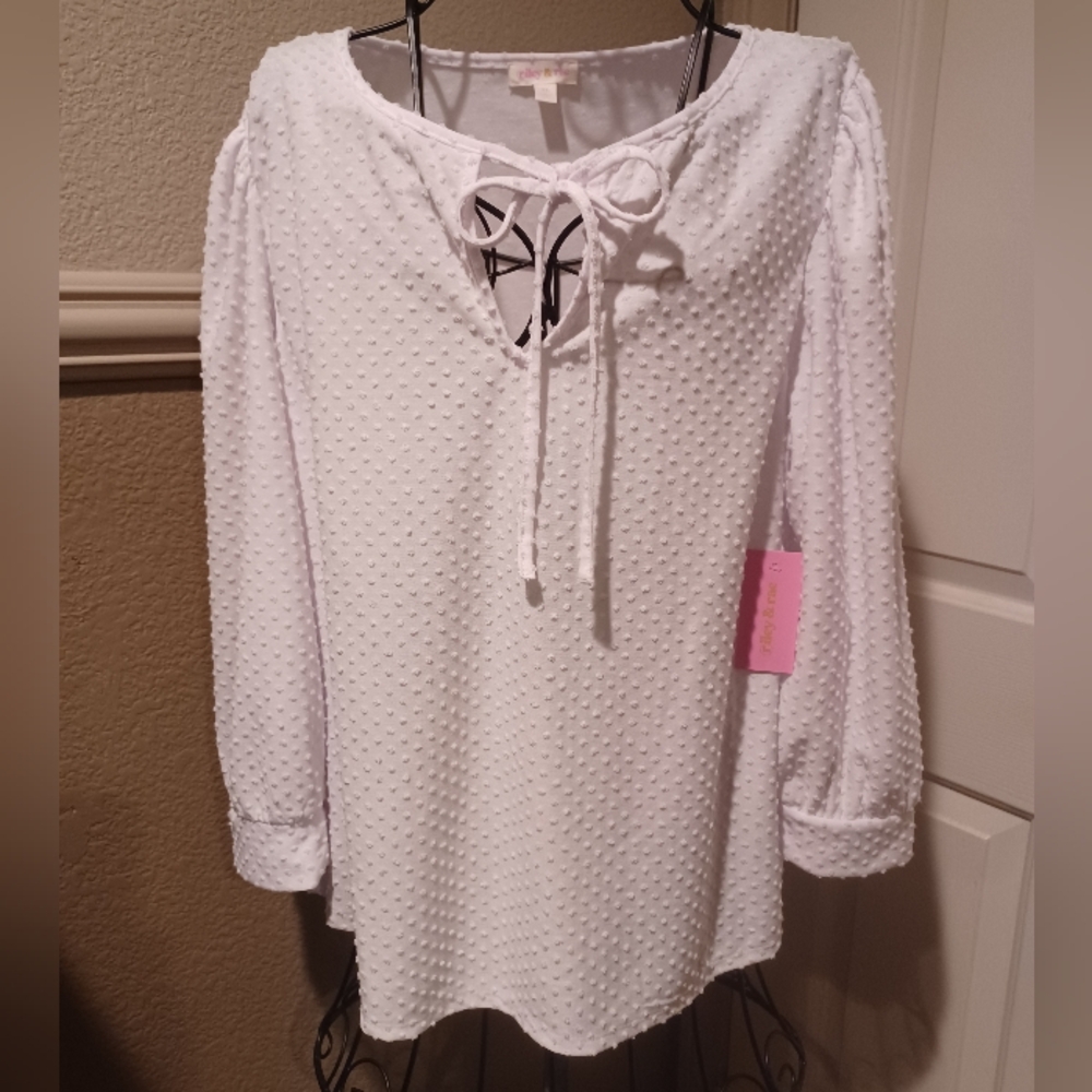 New with Tags riley & rae White Top Size XL